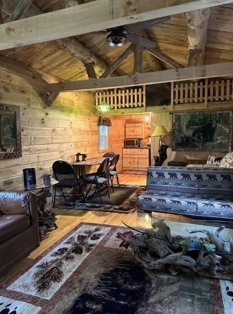 Bear Lodge-Cozy Cabin on 30 acres within minutes of Notre Dame !, Lodge in Granger