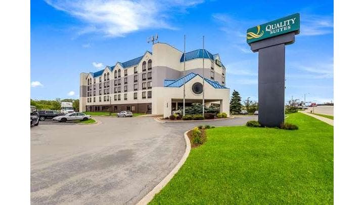 Quality Suites Milwaukee Airport, Hotel in Greendale