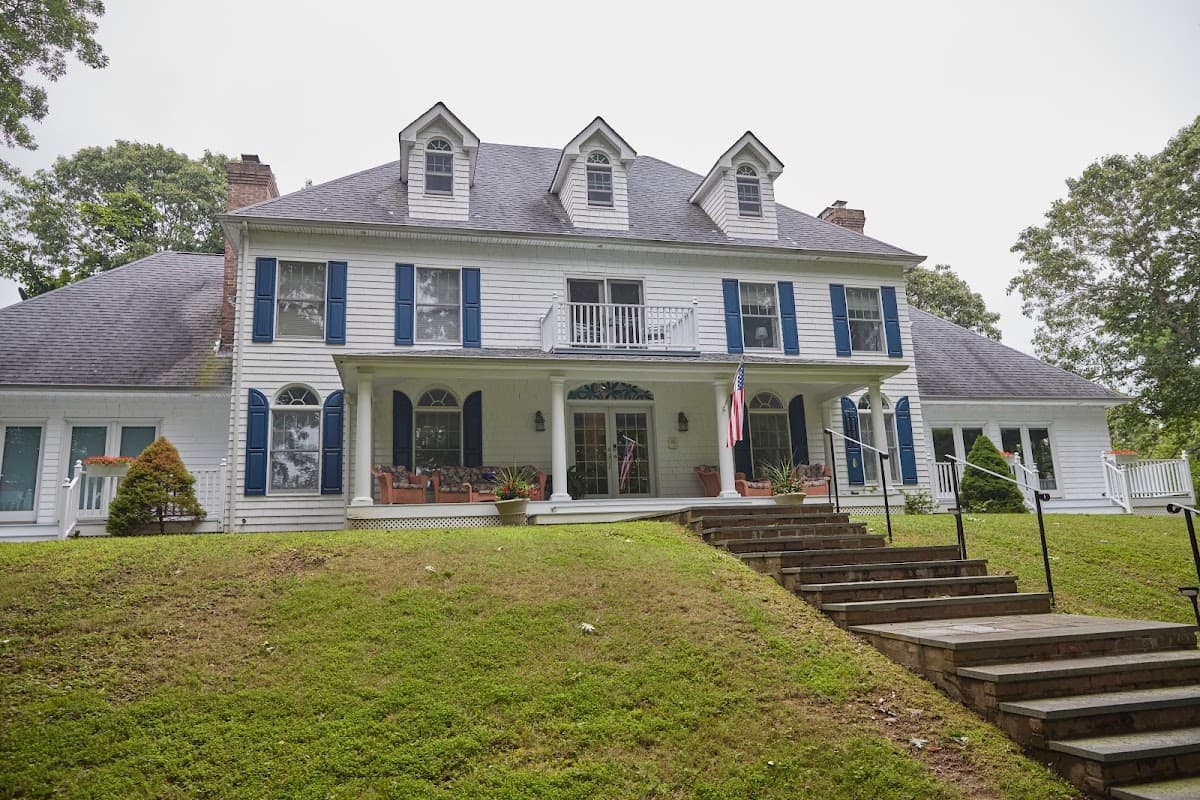 Avalon Manor at Chase Creek, Bed & Breakfast in Shelter Island Heights