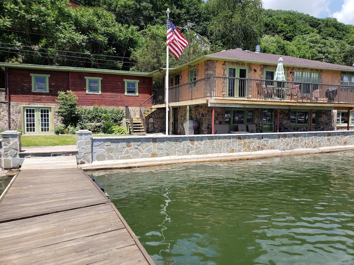 Lakefront Escape Suites, Hotel in Greenwood Lake