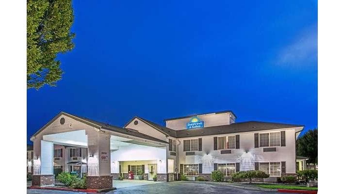 Days Inn & Suites by Wyndham Gresham, Hotel in Wood Village
