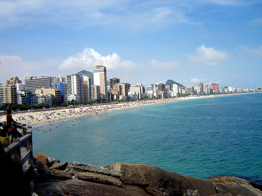 Marina All Suites (via Wikimedia Commons, CC BY 2.0)