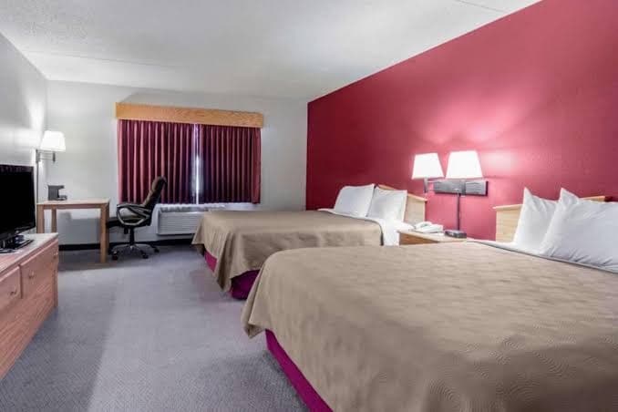 Rodeway Inn Hesston - Suite, 1 King Bed, Non Smoking, Hotel in Hesston
