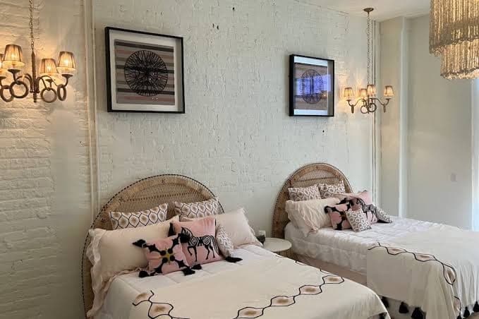 NY STYLE TOWNHOME WITH THE FEEL OF A 5-STAR HOTEL. DOWNTOWN H PT. MARKET CENTER, Hotel in High Point