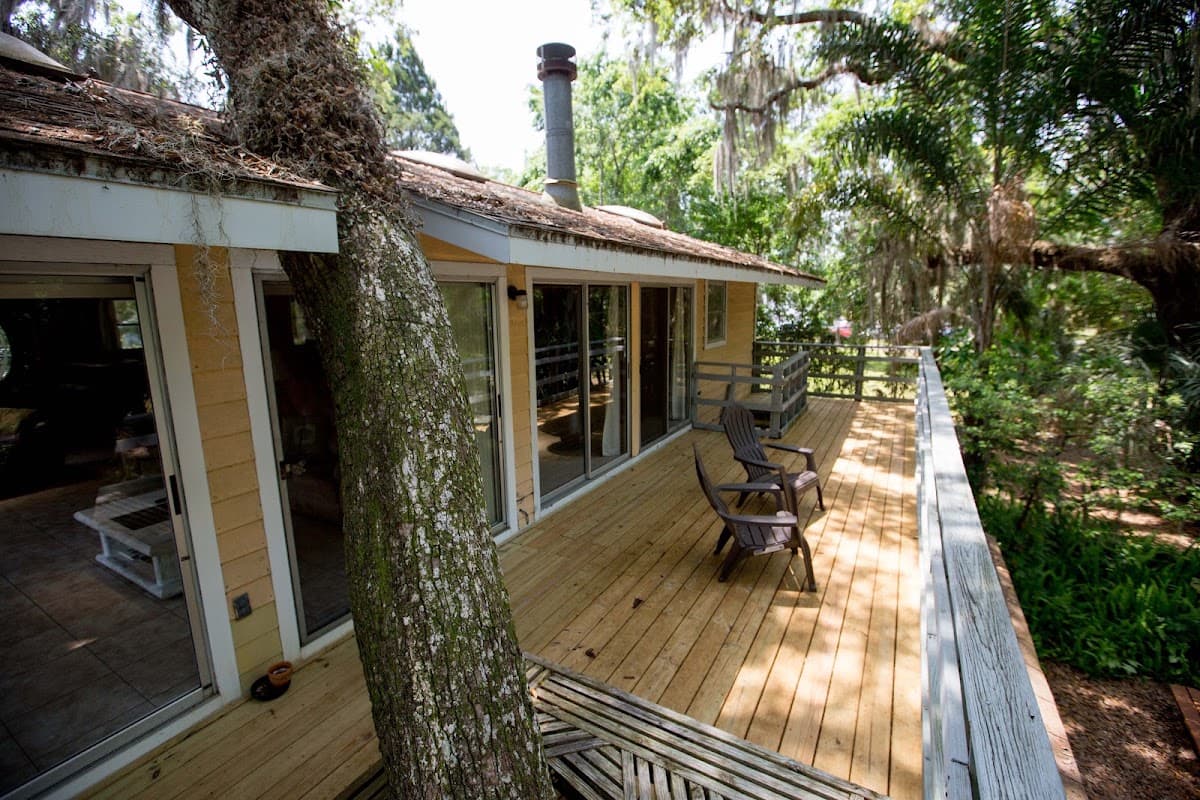 Riverfront Treetop Bungalow (River Safaris Property), Hotel in Homosassa