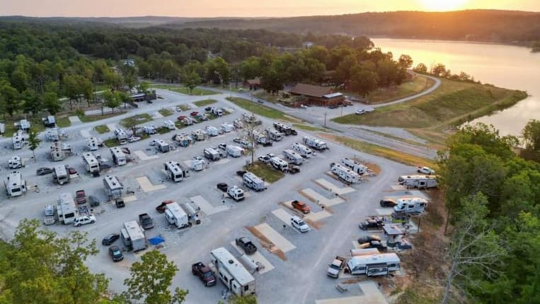 Horseshoe Bend / Crown Lake KOA Holiday, Lodge in Horseshoe Bend