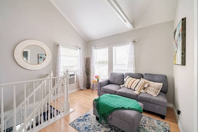 Juniper Cottage 2BR Guesthouse with Balcony Near Downtown Houston, Guesthouse in Houston