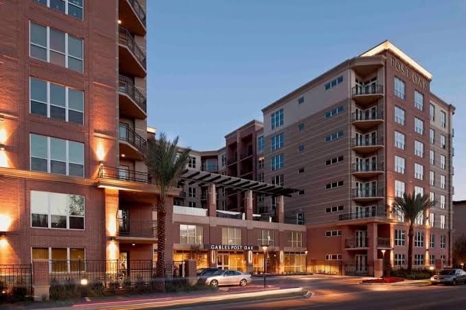 Fully furnished one-bedroom apartment with pool views, Hotel in West University Place