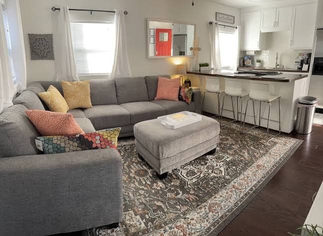 Peaceful 2/2 Guesthouse w/ King Bed & 3 - 65” TVs, Guesthouse in Houston