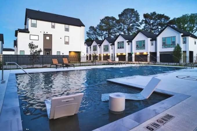 Modern Comfort Meets Texas Charm: Private King Suite Guesthouse in Houston, Guesthouse in Aldine