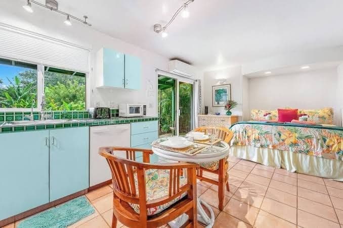 Haleakala Cottage - private hot tub, pool access, Holiday Home in Huelo
