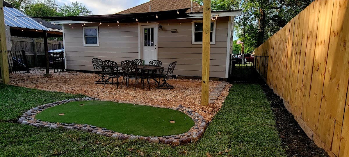 Boomtown Bungalow, Holiday Home in Humble