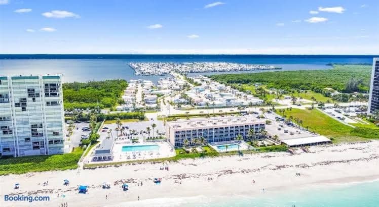 Aquahouse is an Adorable 1 Bed 1 Bath Beach Bungalow just steps from the ocean! - Entire Place, Holiday Home in Hutchinson Island South