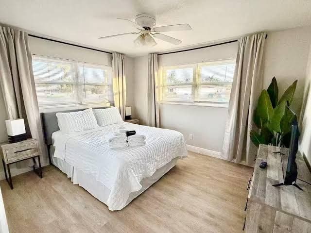 Palm Villa - 4 Bed, 2.5 Bath, Heated Pool, Hot Tub, Blocks to Beach, Sleeps 10+, Holiday Home in Indian Harbour Beach