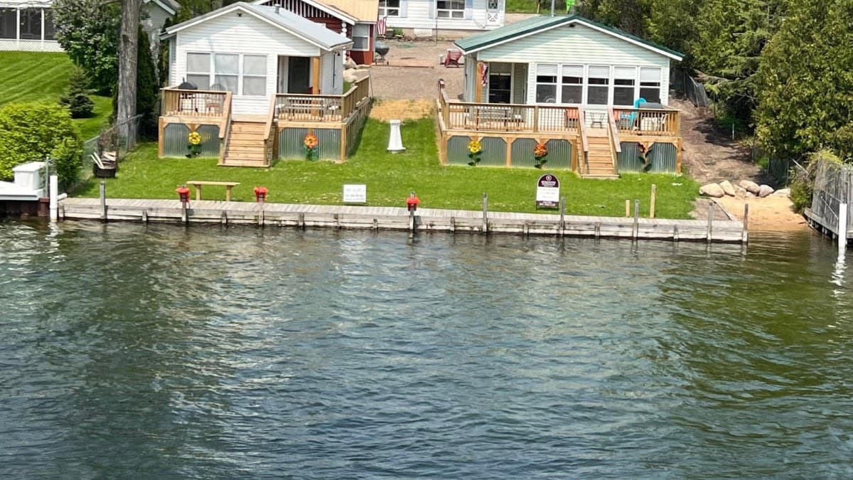 Inn Between Waterfront Cabins, Hotel in Indian River