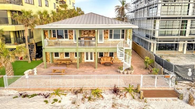 Stones Throw Beachfront Luxury Suites, Hotel in Indian Rocks Beach