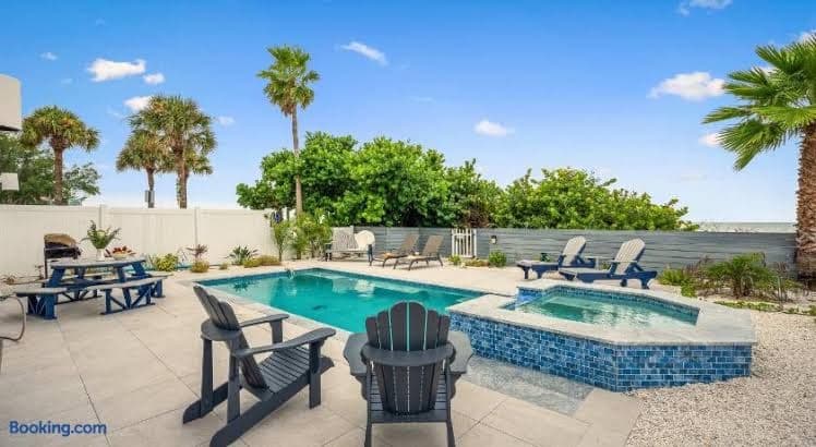 Luxury Family Beachfront Oasis Pool Spa and Views - Private Room, Holiday Home in Indian Rocks Beach