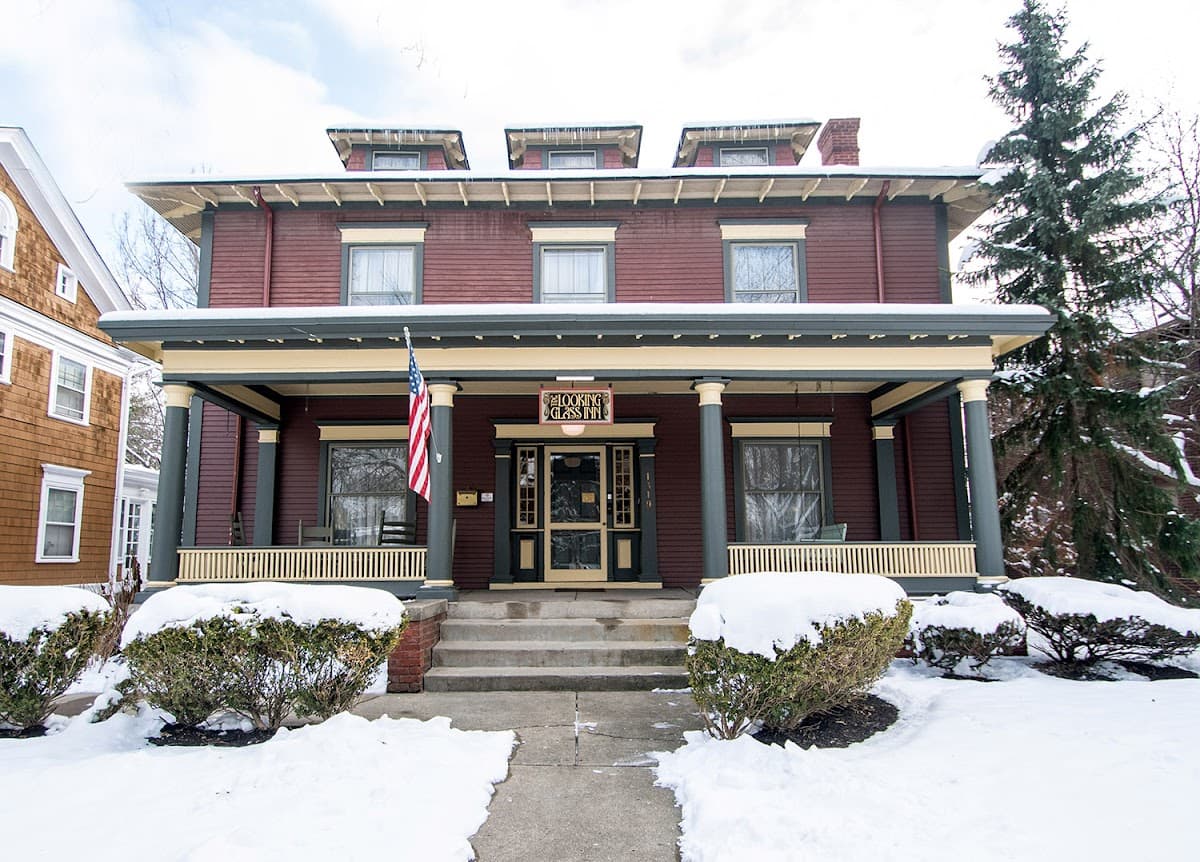 Looking Glass Inn, Bed & Breakfast in Indianapolis