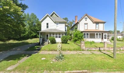 Entire 6BR 3BA House with Parking Sleeps 20, Bed & Breakfast in Indianapolis