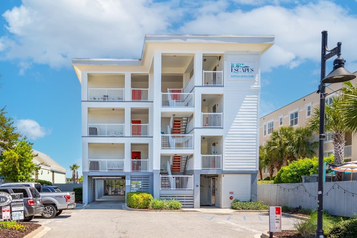 Isle of Palms Vacation Rentals by IOP Escapes, Hotel in Isle of Palms