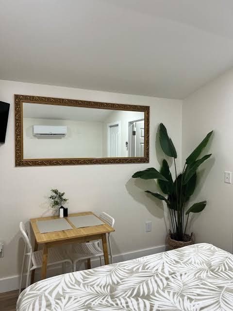 Private Guest House in Safe Area - Near Downtown Jacksonville + Parking, Guesthouse in Jacksonville