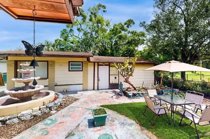 Dog-friendly guest house with great location, next to park sports fields, Guesthouse in Jacksonville