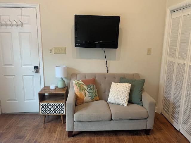 Cozy 1-bedroom Charleston cottage close to everything, Holiday Home in James Island