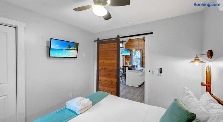 Island Retreat - Great for Large Groups - Entire Place, Hotel in James Island