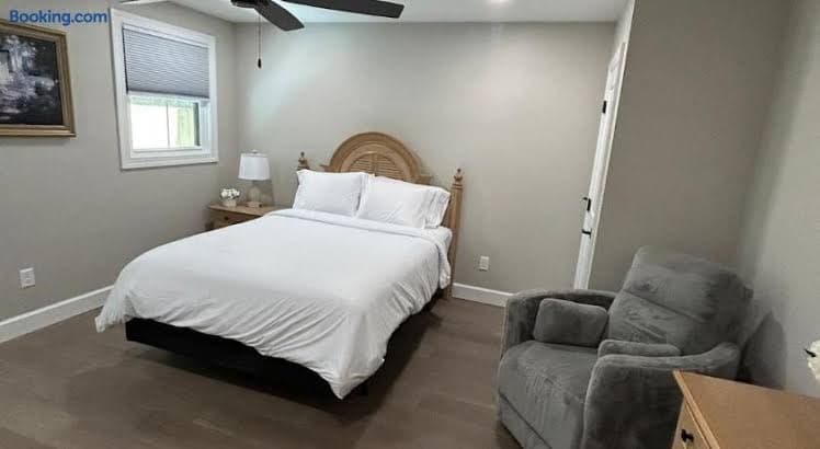 Cozy Couples Retreat 10 minutes to Beach & Downtown - Entire Place, Hotel in James Island