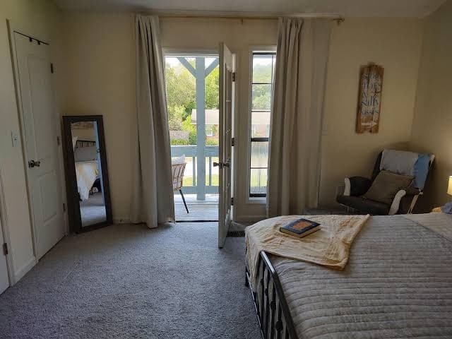 Adorable townhouse on James Island. Stocked kitchen & private outdoor courtyard., Hotel in James Island