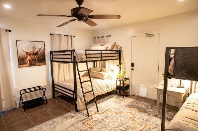 Charming 3-bedroom house in lovely Charleston, Between Downtown & Folly Beach!, Hotel in James Island