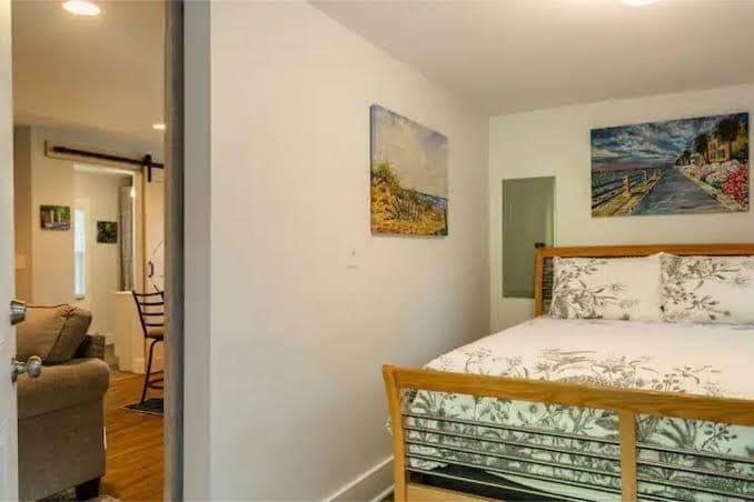 Grand Oaks Cottage: Ideal Location! New Fire Pit!, Holiday Home in James Island