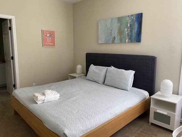 Lovely 4BR/2BA Home! Less Than 10 Minutes to Downtown Charleston & Folly Beach, Hotel in James Island