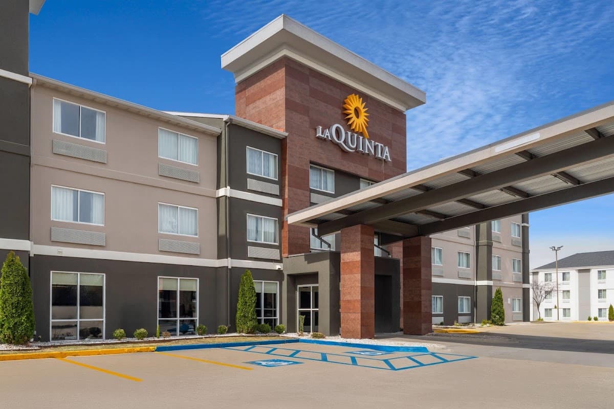 La Quinta Inn & Suites by Wyndham Fayetteville, Hotel in Johnson