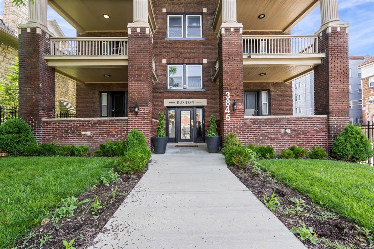 Furnished Flats at The Ruxton, Aparthotel in Roeland Park