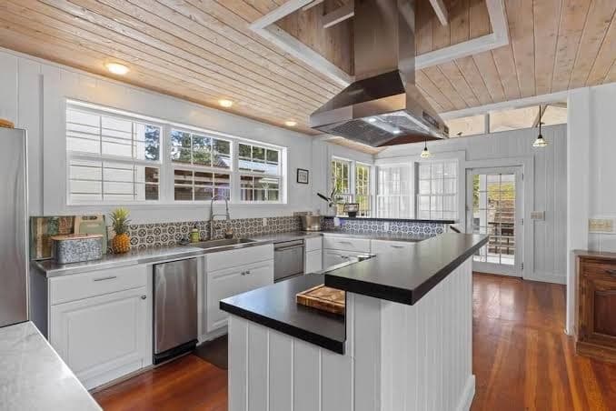 Spacious 6-bedroom house in brilliant Hawi with WiFi, fitness room, Holiday Home in Hāwī