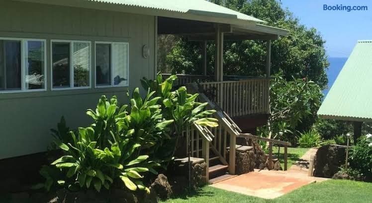 Waimea Bay Luxury Estate Views & Hot Tub - Entire Place, Holiday Home in Pupukea
