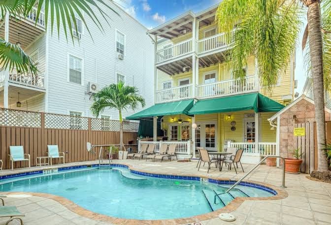 Curry House | Hosted by Brightwild, Hotel in Key West
