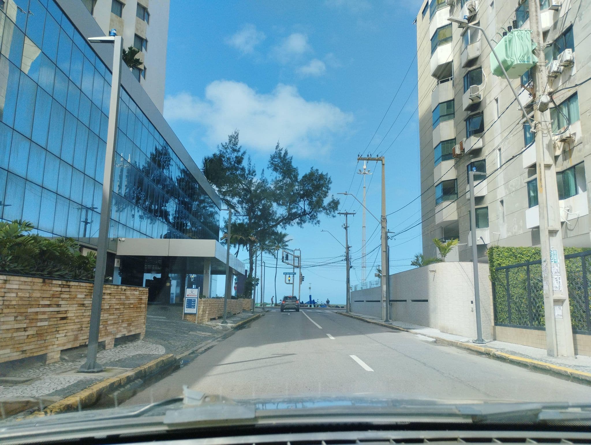 Street view near Golden Tulip Recife Palace, Recife — © raphaelmirc (CC BY-SA · Mapillary)