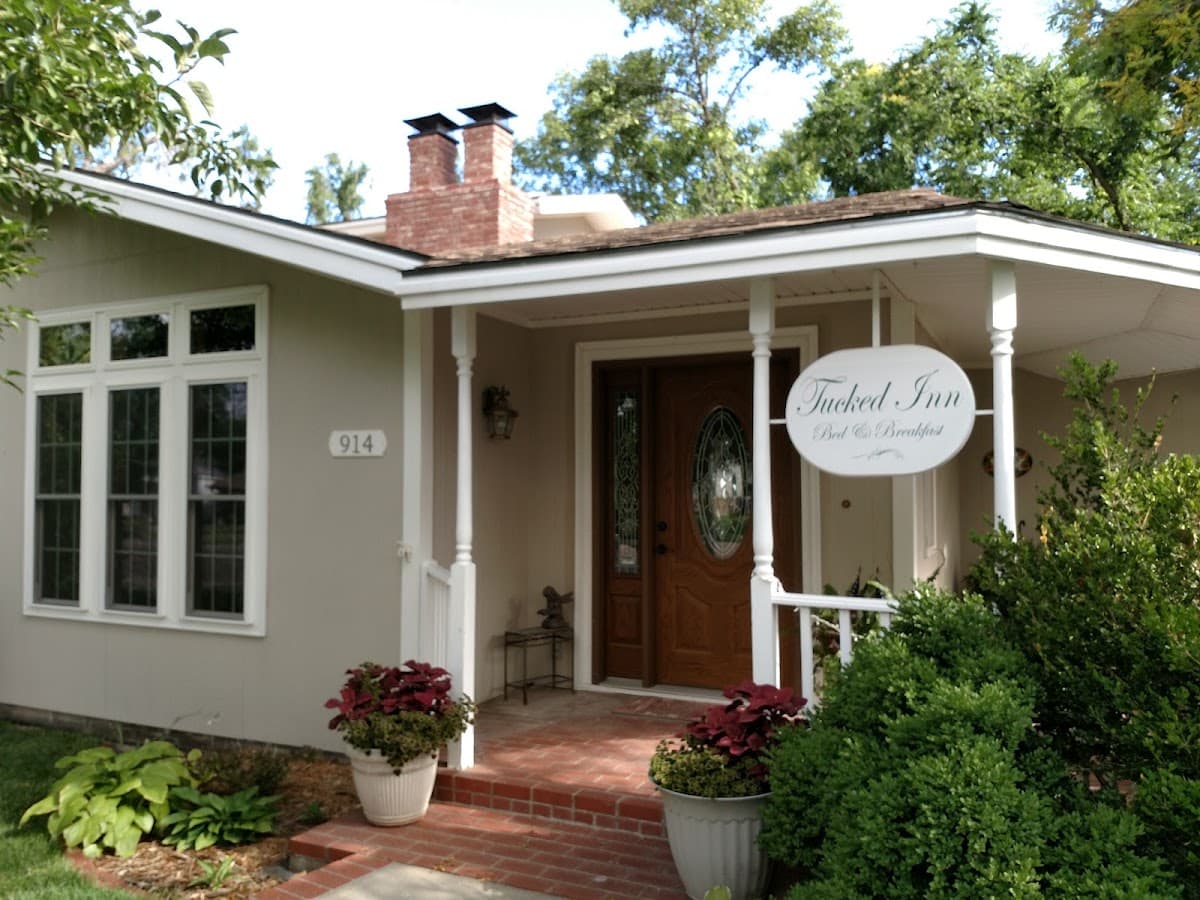 Tucked Inn Bed & Breakfast, Bed & Breakfast in Kinsley
