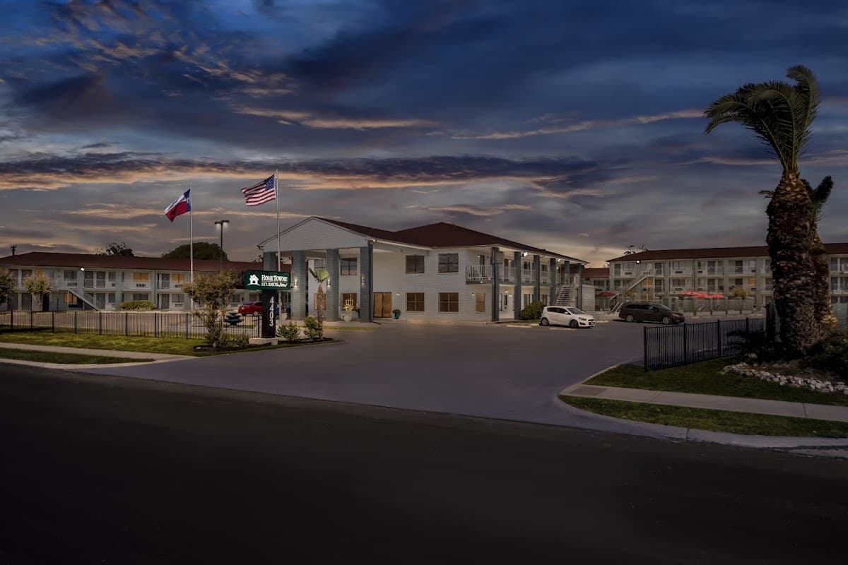 HomeTowne Studios San Antonio E - Frost Bank Center, Hotel in Kirby