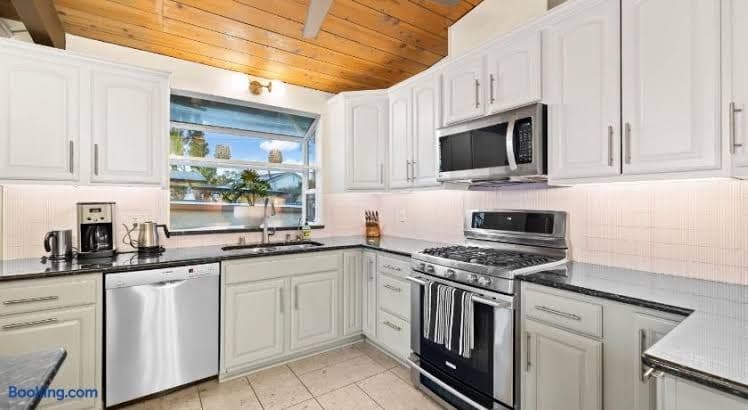 Luxury Hilltop Stay Pool, Firepit and Views - Entire Place, Hotel in La Mesa