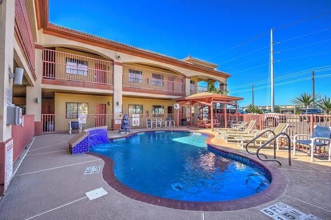 Hotel in Downtown Port Isabel Room with AC, WiFi, Refrigerator, Microwave Pool, Hotel in Port Isabel