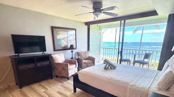 Legal STR Hotel Zoned Lahaina Shores Beachfront OceanView Tropical Escape, Hotel in Lahaina