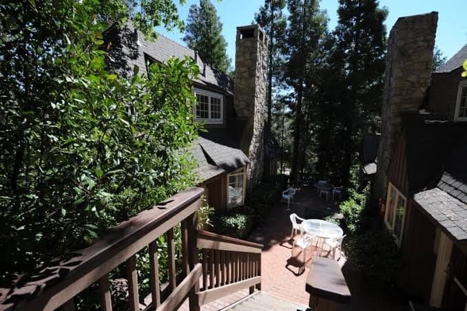 Saddleback Inn at Lake Arrowhead - King Suite With Sofa Sleeper Or 2 Twin Roll Aways, Hotel in Lake Arrowhead