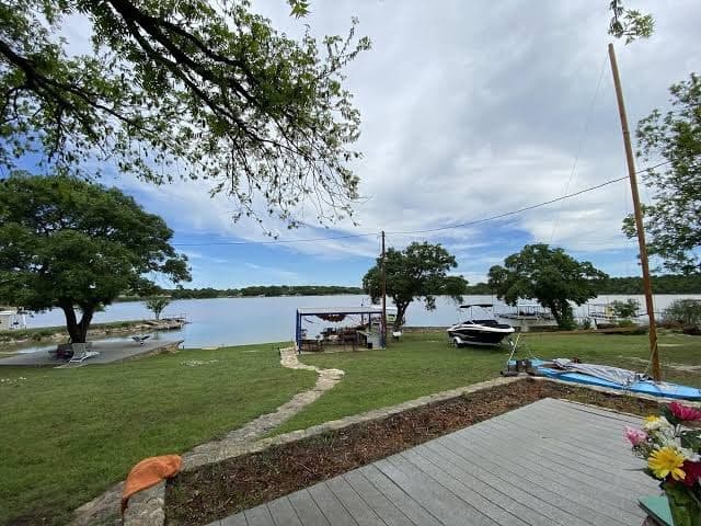 Lake front guest cabin with a boat ramp and dock. Bring your boat, Hotel in Lake Brownwood
