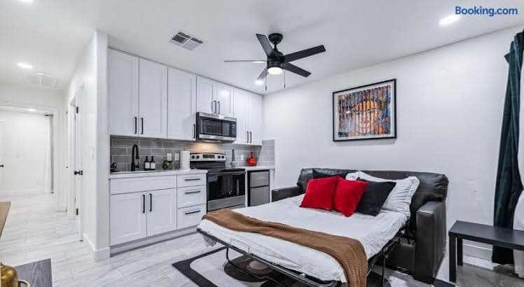 Havasu Fun Stay Pool Spa PoolTable KingBed - Entire Place, Hotel in Lake Havasu City