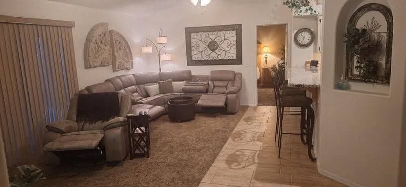 Desert Oasis 3-bedroom 3 bath pool/spa home with WiFi and AC in Lake Havasu City, Hotel in Lake Havasu City