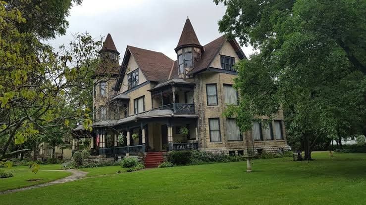 Fargo Mansion Inn, Bed & Breakfast in Lake Mills