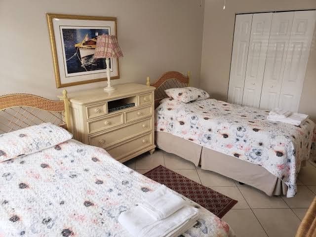 Ocean Vacation Breeze Your best vacation spot only 1 mile to the Lantana Beach., Hotel in Lantana